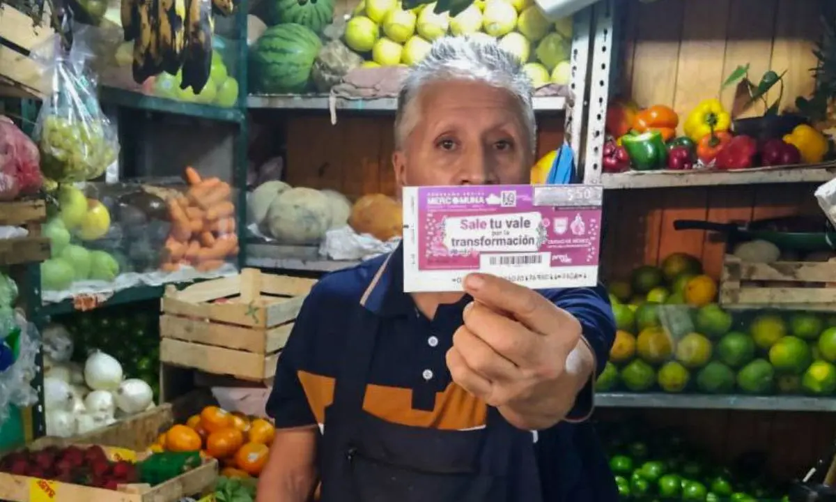 Comerciante beneficiario de Mercomuna Foto: X (@SAPCI_CDMX)