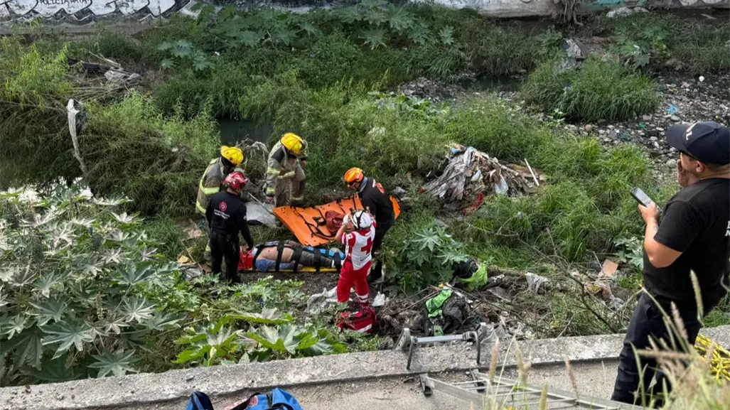 Hombre resulta lesionado tras caída desde puente peatonal en Monterrey