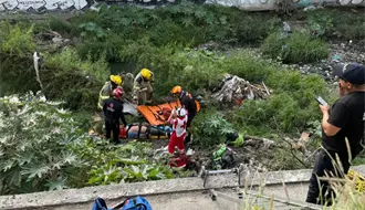 Hombre resulta lesionado tras caída desde puente peatonal en Monterrey