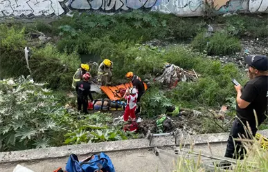 Hombre resulta lesionado tras caída desde puente peatonal en Monterrey