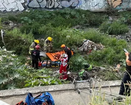 Hombre resulta lesionado tras caída desde puente peatonal en Monterrey