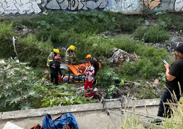 Hombre resulta lesionado tras caída desde puente peatonal en Monterrey