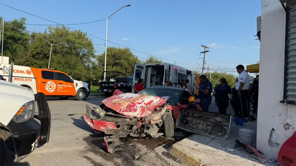 Auto se estrella contra domicilio en San Pedro Garza García