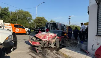 Auto se estrella contra domicilio en San Pedro Garza García