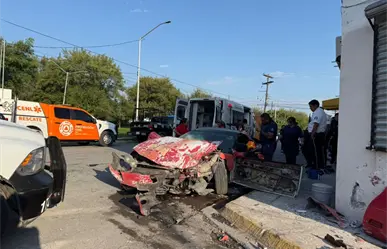 Auto se estrella contra domicilio en San Pedro Garza García