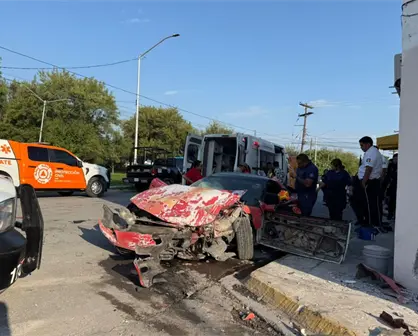 Auto se estrella contra domicilio en San Pedro Garza García