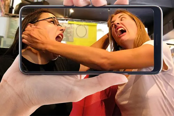 ¿Por qué el que graba no hace nada? Proponen sanciones para quienes filmen actos violentos sin auxiliar