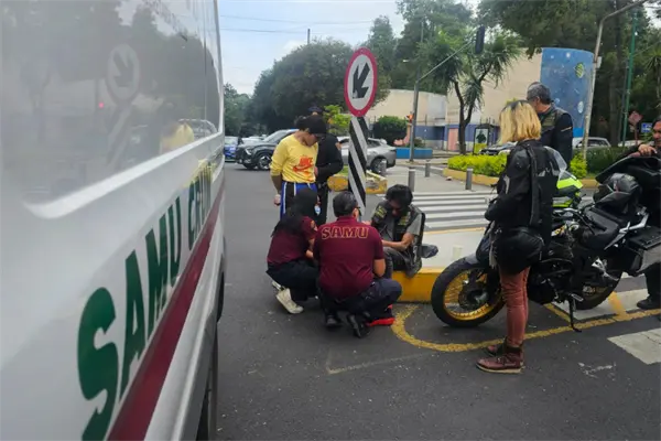 Accidente en la alcaldía Benito Juárez deja motociclista lesionado