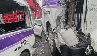 Tráiler embiste a unidad de transporte público en Venustiano Carranza; hay heridos