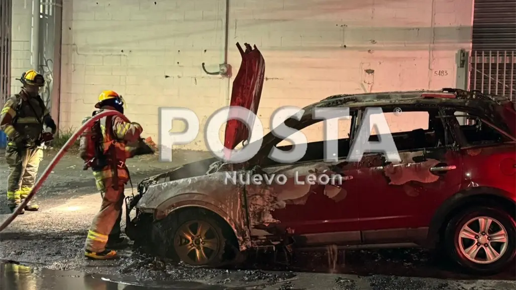 Conductor sobrevive tras incendio de camioneta por falla mecánica en Monterrey
