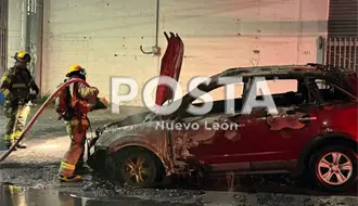 Conductor sobrevive tras incendio de camioneta por falla mecánica en Monterrey