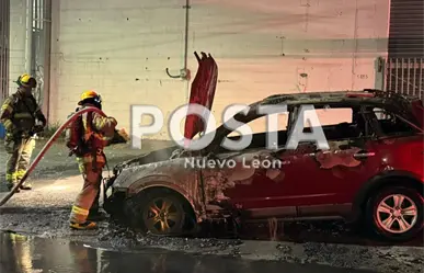 Conductor sobrevive tras incendio de camioneta por falla mecánica en Monterrey