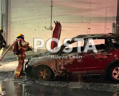 Conductor sobrevive tras incendio de camioneta por falla mecánica en Monterrey