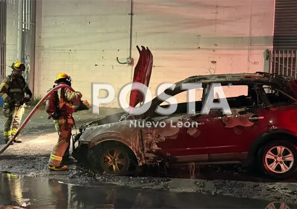 Conductor sobrevive tras incendio de camioneta por falla mecánica en Monterrey