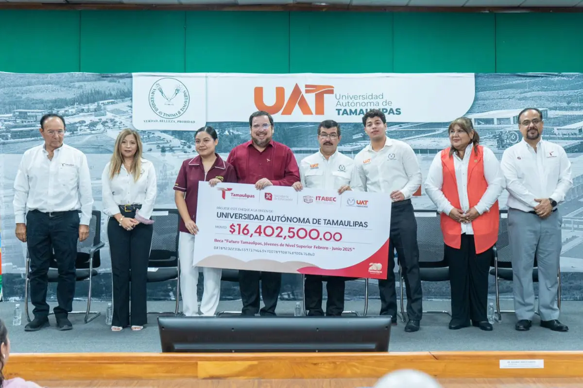 El rector explicó que este logro no es casualidad: se debe a una estrategia que combina apoyos económicos, becas, acompañamiento académico. Foto: UAT