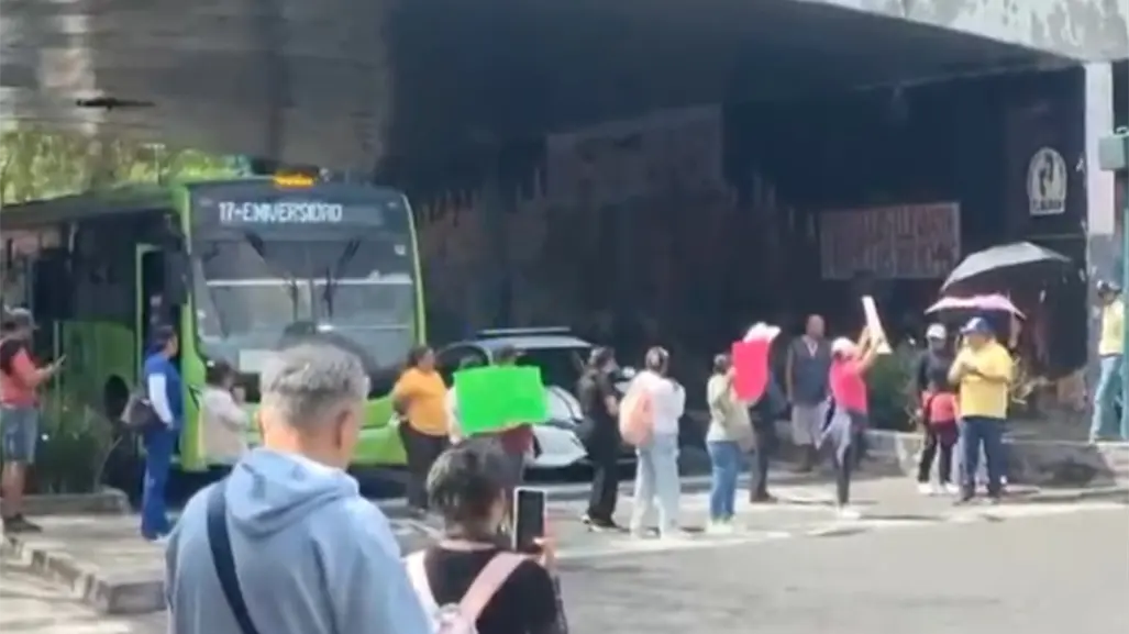 Bloqueo en Calzada de Tlalpan: operadores de pipas exigen mantenimiento urgente al pozo Renato Leduc