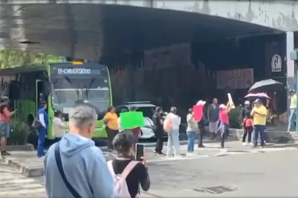 Bloqueo en Calzada de Tlalpan: operadores de pipas exigen mantenimiento urgente al pozo Renato Leduc
