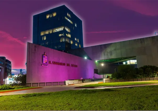 Congreso de Nuevo León se ilumina de rosa por el Día Internacional de la Lucha Contra el Cáncer de Mama