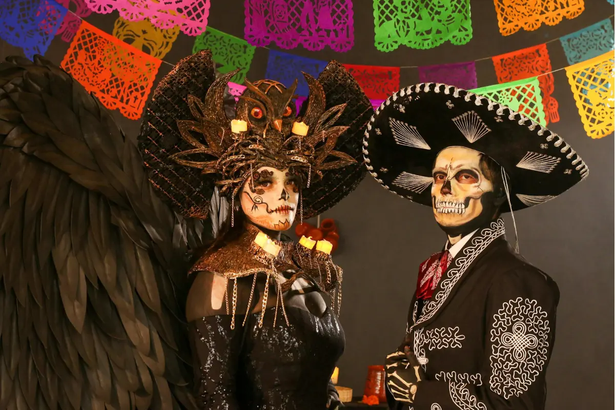 Cartelera del Día de Muertos 2025 (Foto: IG@mexicodesconocido.com.mx / Canva)
