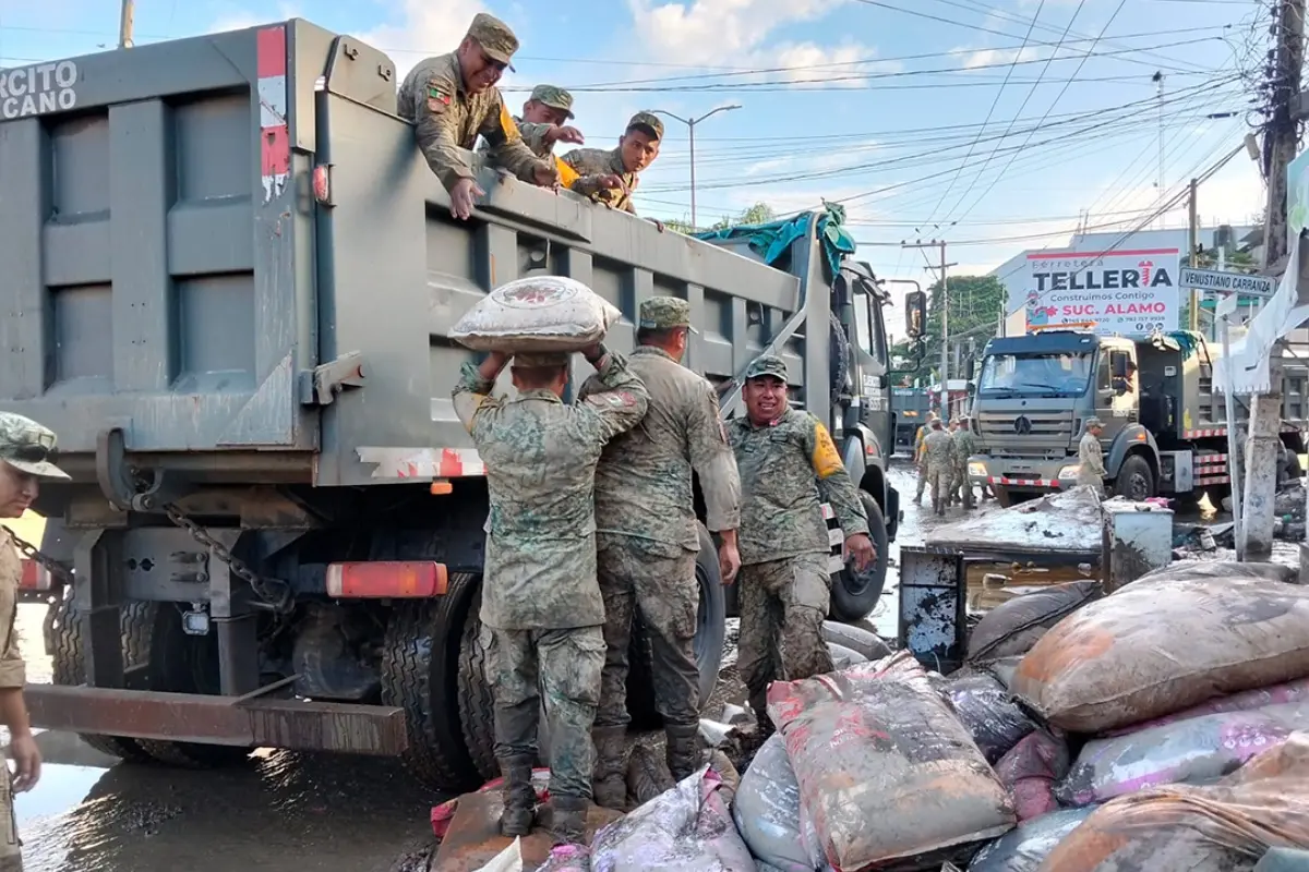 Militares ayudando a familias afectadas Foto: Sedena