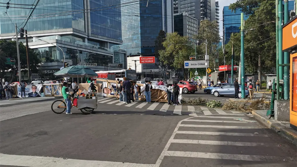 Estudiantes de Arquitectura de la UNAM bloquean Insurgentes para exigir destitución de su directora