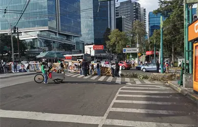 Estudiantes de Arquitectura de la UNAM bloquean Insurgentes para exigir destitución de su directora