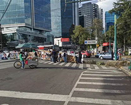 Estudiantes de Arquitectura de la UNAM bloquean Insurgentes para exigir destitución de su directora