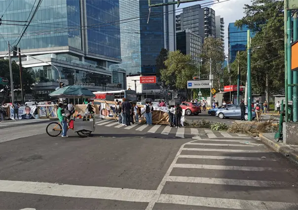 Estudiantes de Arquitectura de la UNAM bloquean Insurgentes para exigir destitución de su directora