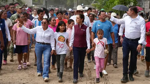 Claudia Sheinbaum recorre zonas afectadas por lluvias en Pantepec, Puebla
