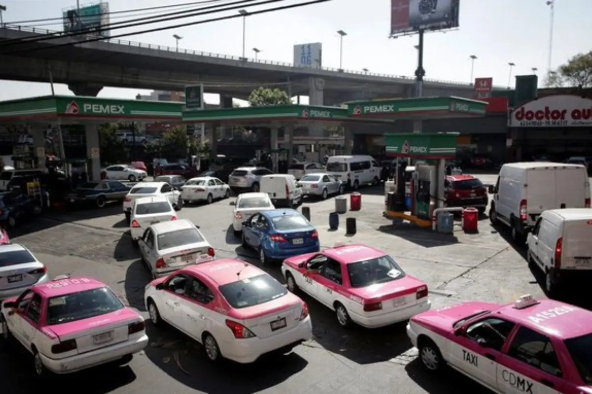 Filas en gasolineras de Pemex. Foto: X (@qtf)