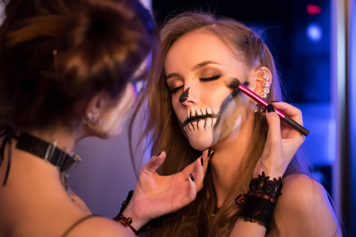 Con Halloween a la vista, descubre las mejores ideas de maquillaje que marcarán tendencia en este spooky season. Foto: Canva