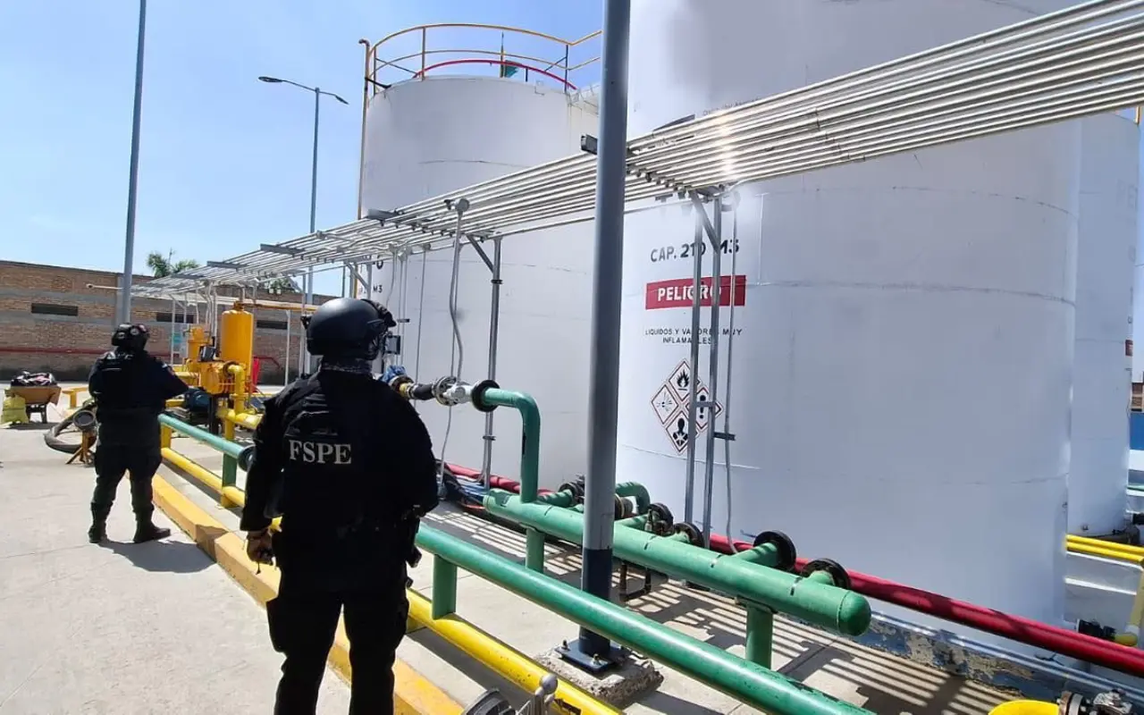 Agentes de seguridad resguardando tanques con hidrocarburo. Foto: X (@FSPE_Gto)