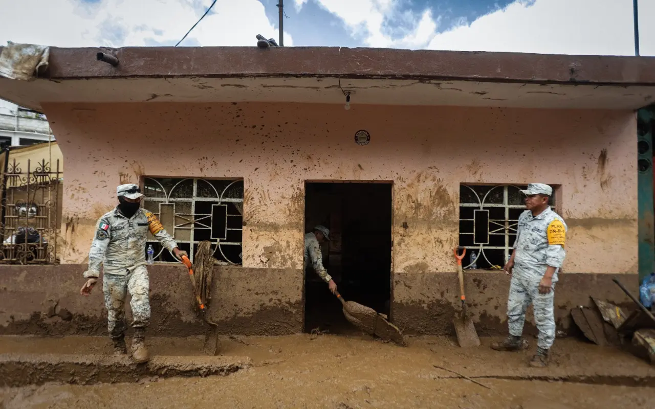 Vivienda dañada y personal militar. Foto: Gobierno de México