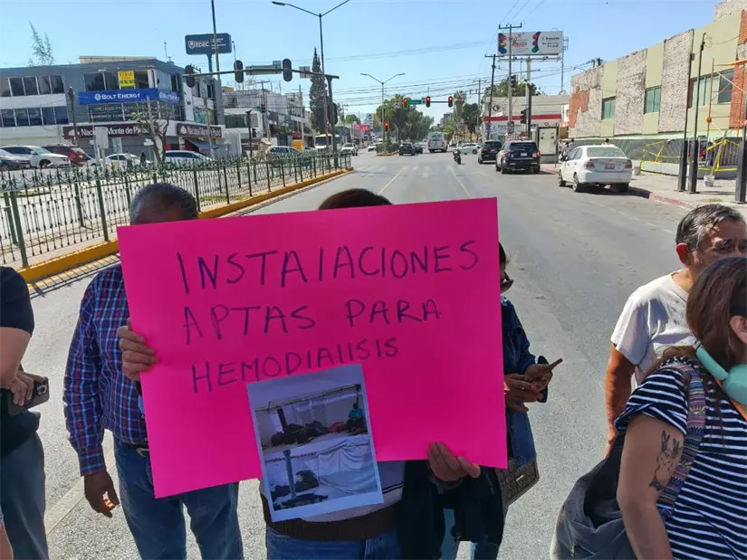 Manifestación en el IMSS  a la altura del Hospital General de Zona número 2 / Foto: Marco Juárez 