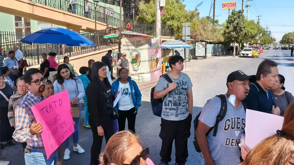 Pacientes de hemodiálisis cierran V Carranza en Saltillo: denuncian condiciones insalubres