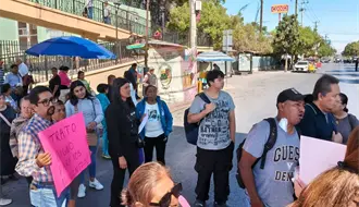 Pacientes de hemodiálisis cierran V Carranza en Saltillo: denuncian condiciones insalubres