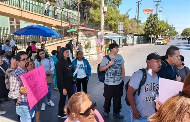 Pacientes de hemodiálisis cierran V Carranza en Saltillo: denuncian condiciones insalubres