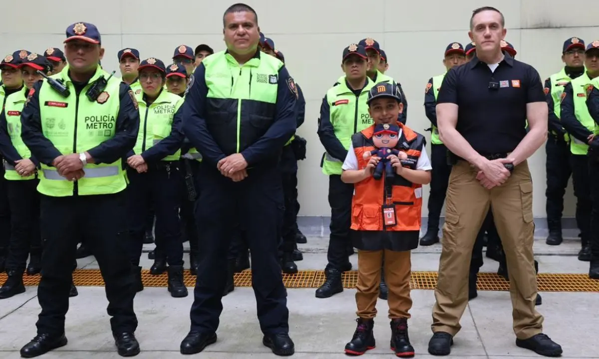 Mateo Flores y personal del STC Metro CDMX.   Foto: X (@MetroCDMX)