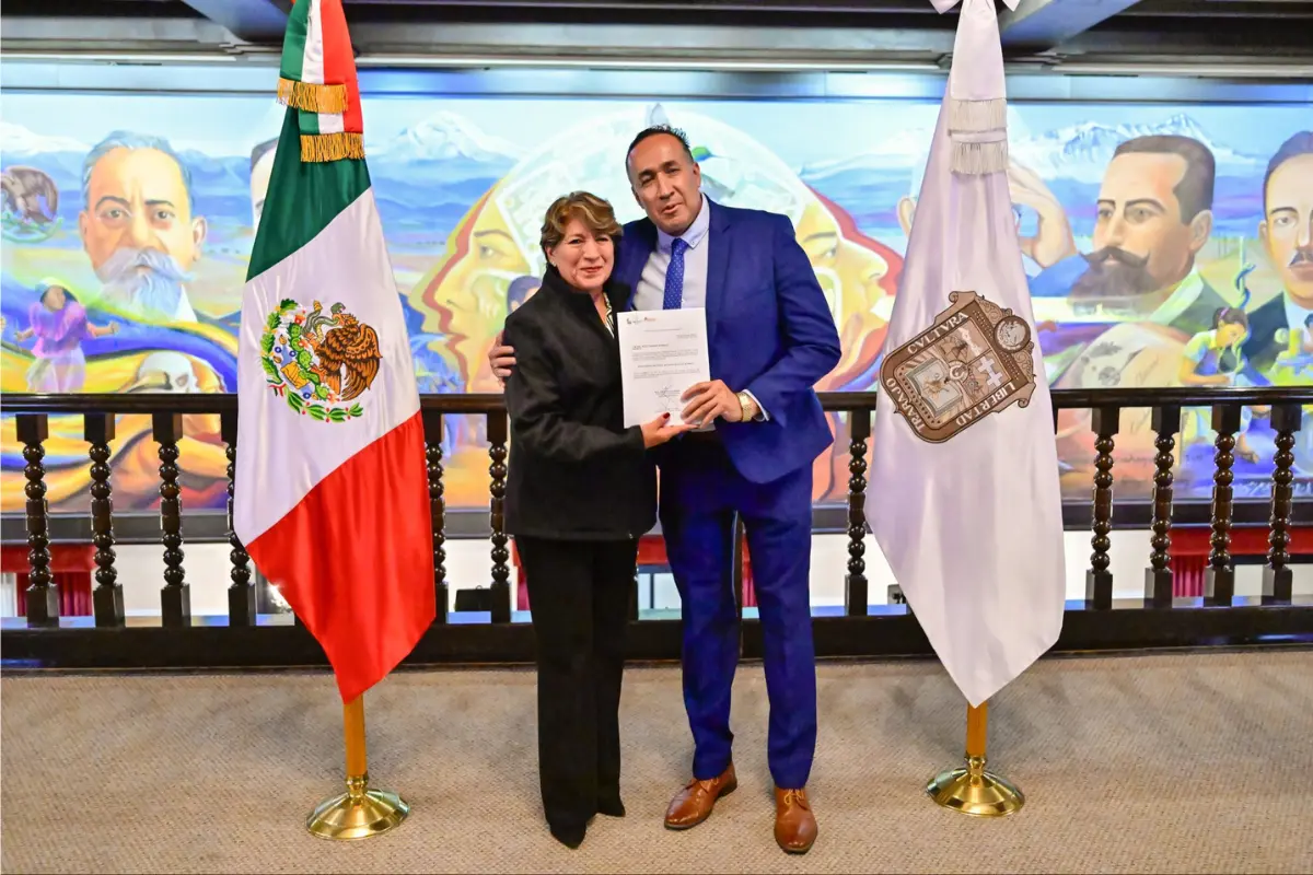 Delfina Gómez Álvarez, gobernadora del Estado de México, con el nuevo encargado del despacho del Instituto del Deporte del Estado de México. Foto: Delfina Gómez Álvarez vía X