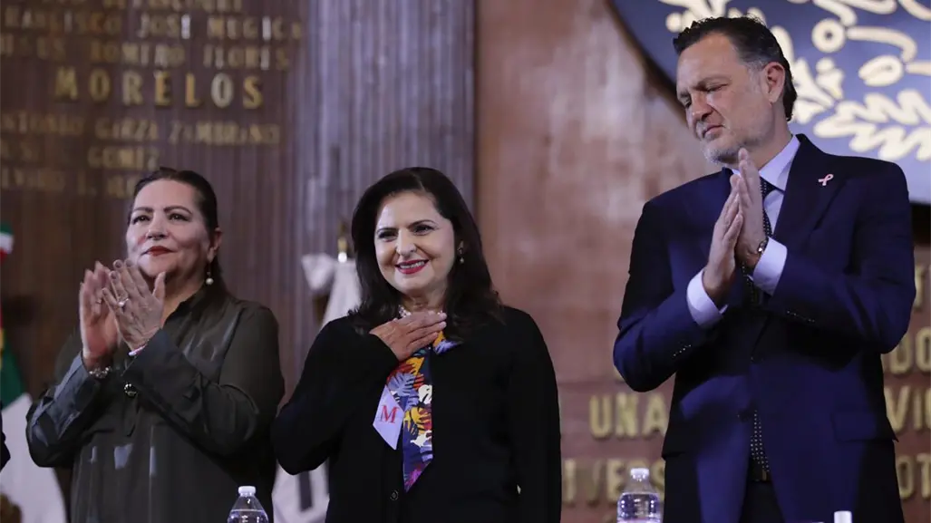 Mónica Soto presenta la Constitución con Mirada Violeta en Querétaro