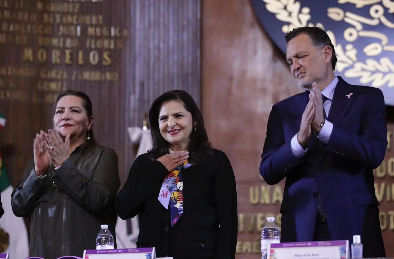 Mónica Soto presenta la Constitución con Mirada Violeta en Querétaro. Foto: TEPJF.
