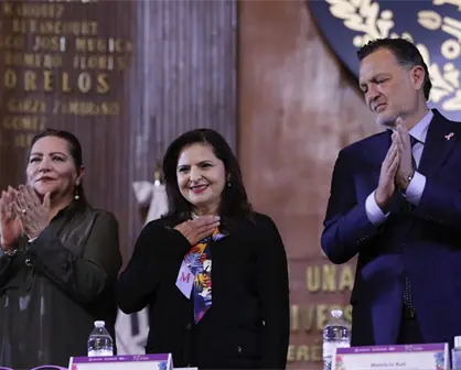 Mónica Soto presenta la Constitución con Mirada Violeta en Querétaro
