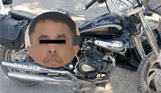 Hombre circula sin casco en motocicleta robada y es detenido en Salinas Victoria