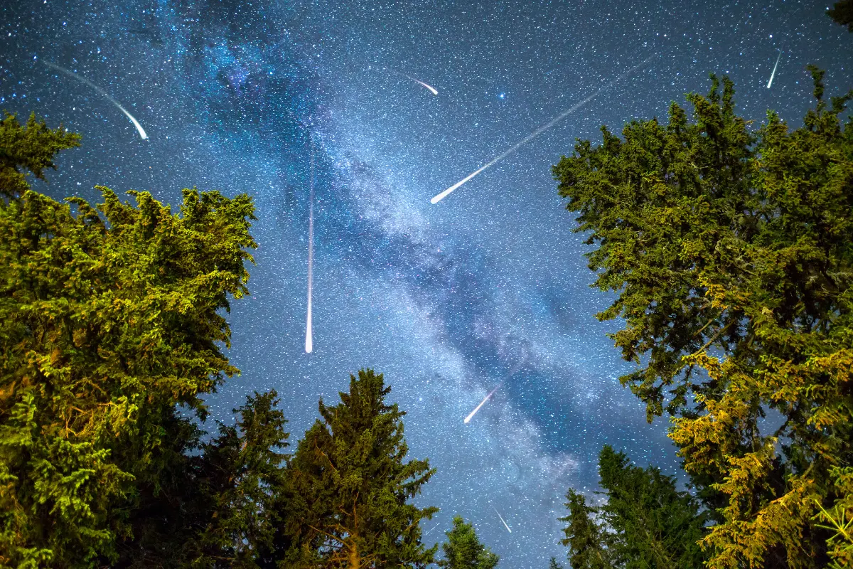 La lluvia de estrellas Oriónidas está a punto de deslumbrarnos este octubre con un espectáculo celestial exclusivo en México. Foto: Canva