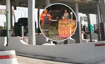 VIDEO | Cobran peaje a vendedor de flores que cruzaba caseta del Edomex con su diablito, ¿es legal?