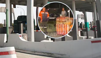 VIDEO | Cobran peaje a vendedor de flores que cruzaba caseta del Edomex con su diablito, ¿es legal?