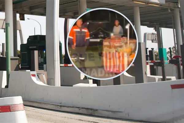 VIDEO | Cobran peaje a vendedor de flores que cruzaba caseta del Edomex con su diablito, ¿es legal?