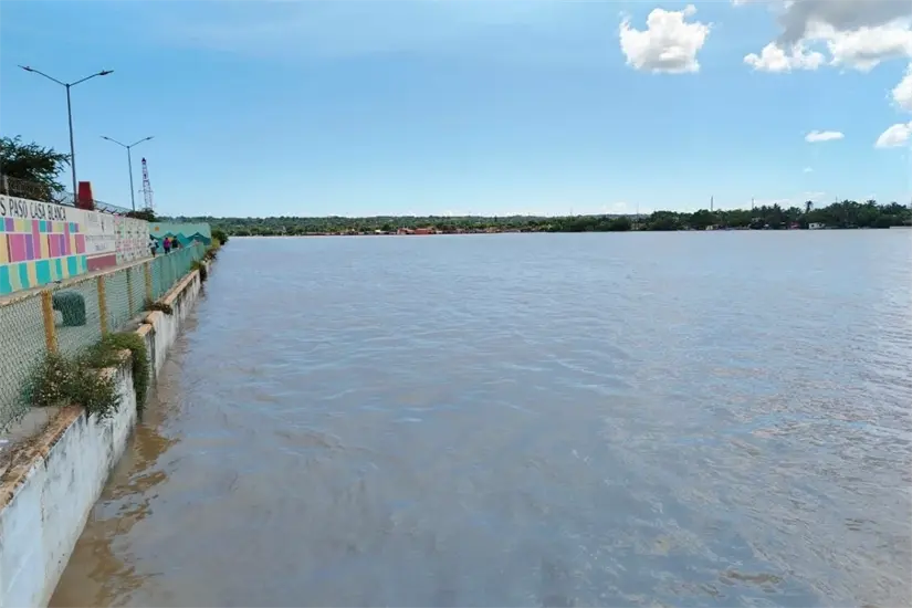 La masa de agua continúa avanzando lentamente hacia el Golfo de México, por lo que la zona conurbada no ha librado la cresta histórica. Foto: Axel Hassel