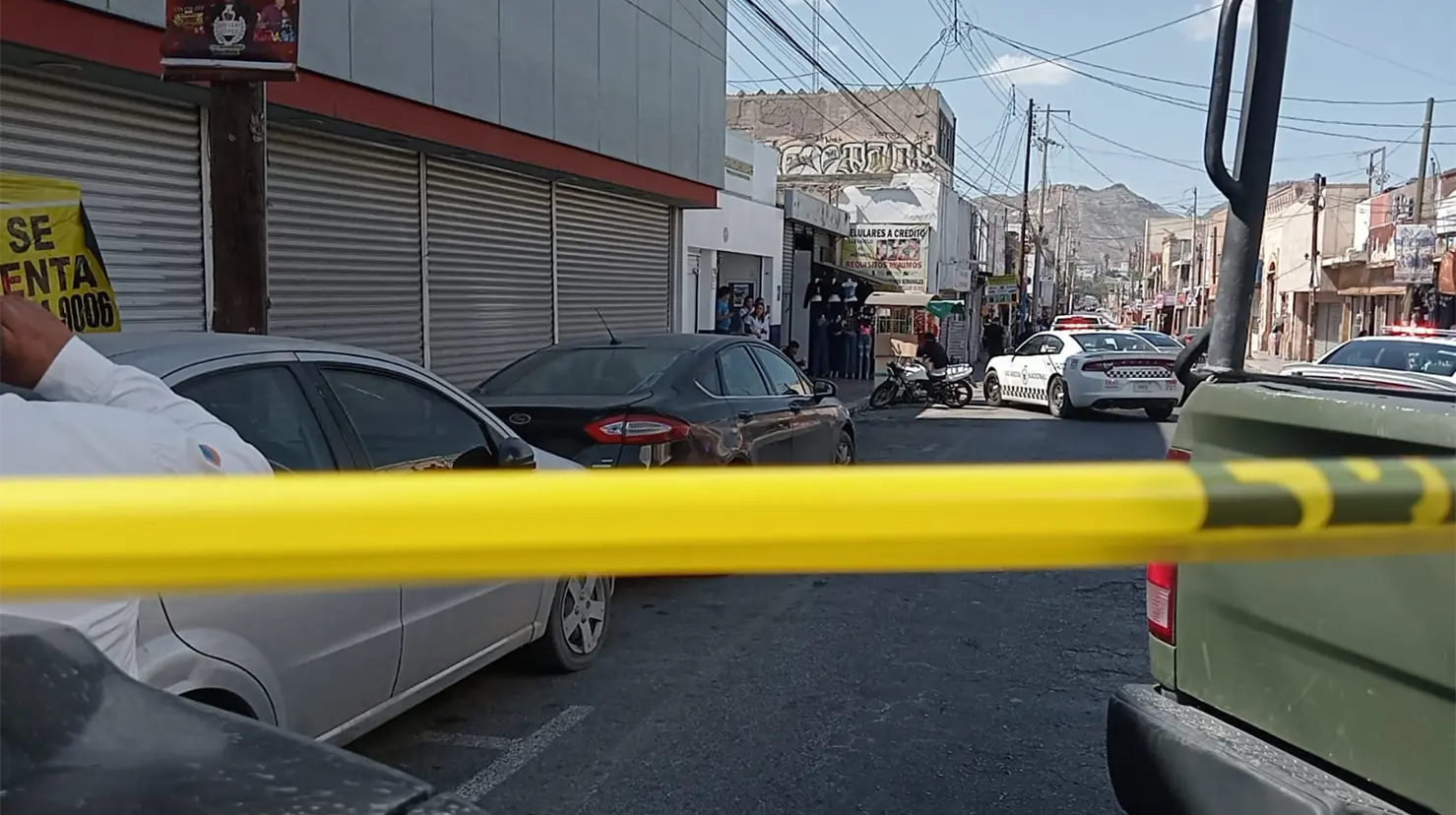 El operativo se realizó en un comercio de la calle Manuel Pérez Treviño, en el Centro de Saltillo. (Fotografía: Marco Juárez)