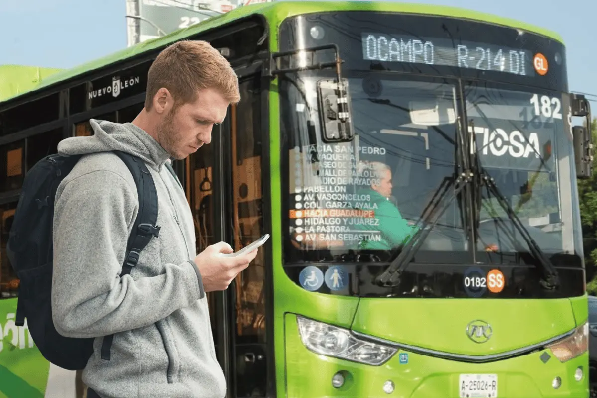 Crece la organización ciudadana en el transporte público: crean grupos de WhatsApp por ruta en Monterrey. Foto: Canva.